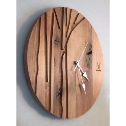 reloj de roble con formas de ramas de arbol