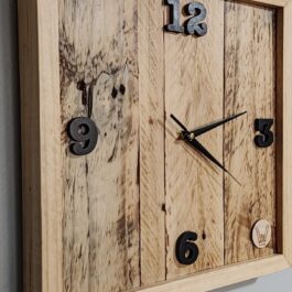 Reloj de madera reciclada