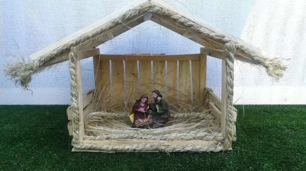 Pesebre navideño de madera